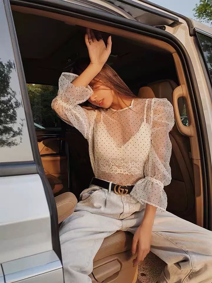 或者在紧身上衣外面加一件浪漫的透明外搭,既能保留曲线,胸也没那么