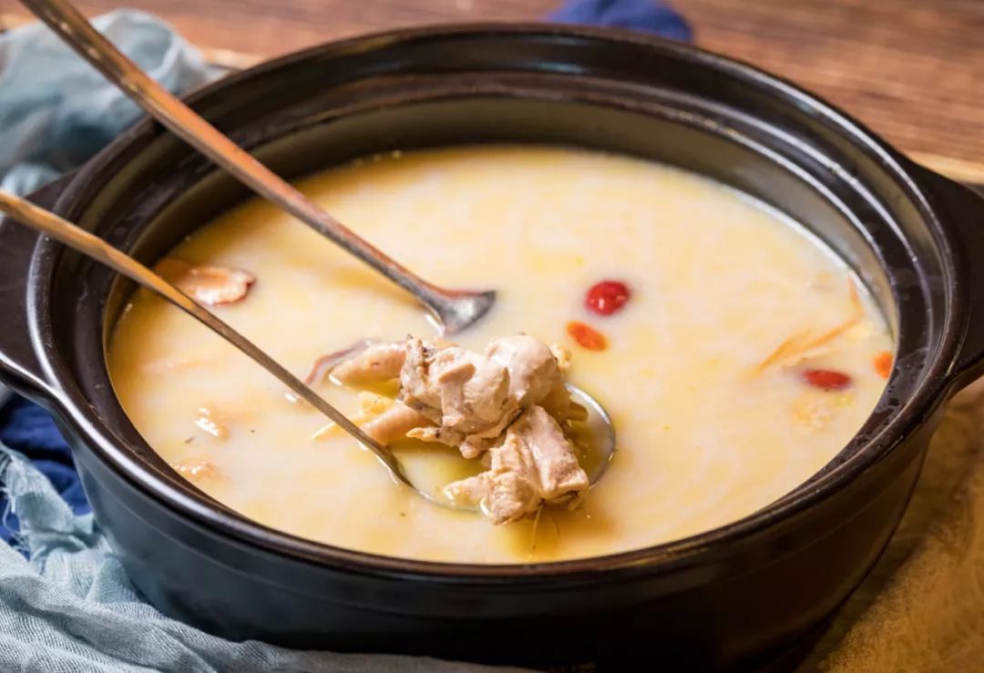 02肉质高级这满满一大块的鸡肉,鲜香四溢,回味无穷,入口鲜嫩,鸡肉中