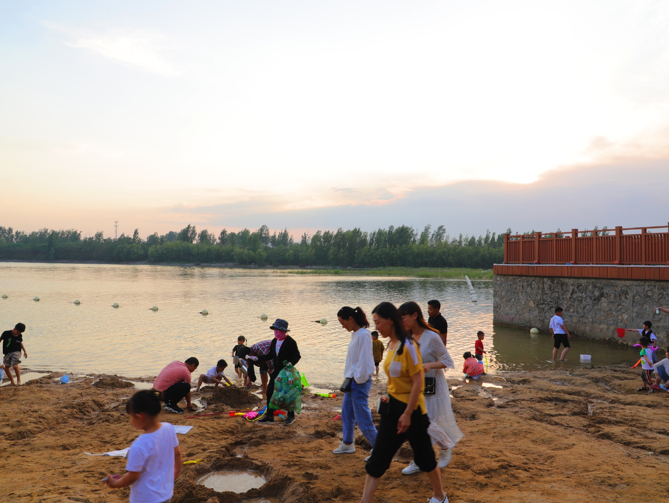 可是河南省鹤壁市淇滨区淇河滩上,孩子们全然不顾,都在兴致勃勃地