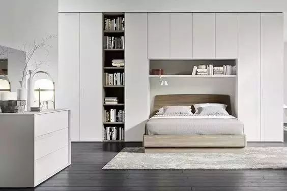 床头做衣柜,有人喜欢有人讨厌,下面我们就先来聊聊它的优缺点