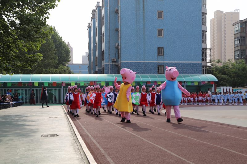 阳光体育 快乐成长—石家庄新华区北新街小学绿园校区春季趣味运动