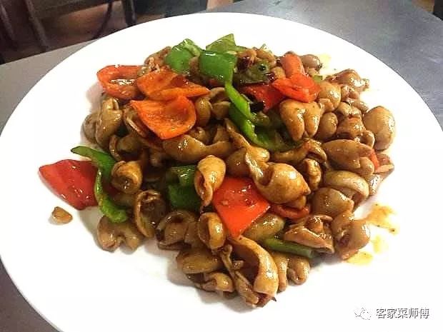 选用猪肠头七寸以下的带子肠放上咸菜,西红柿尖椒,姜丝等"素材"附佐以