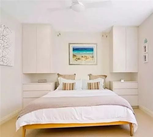 床头做衣柜,有人喜欢有人讨厌,下面我们就先来聊聊它的优缺点