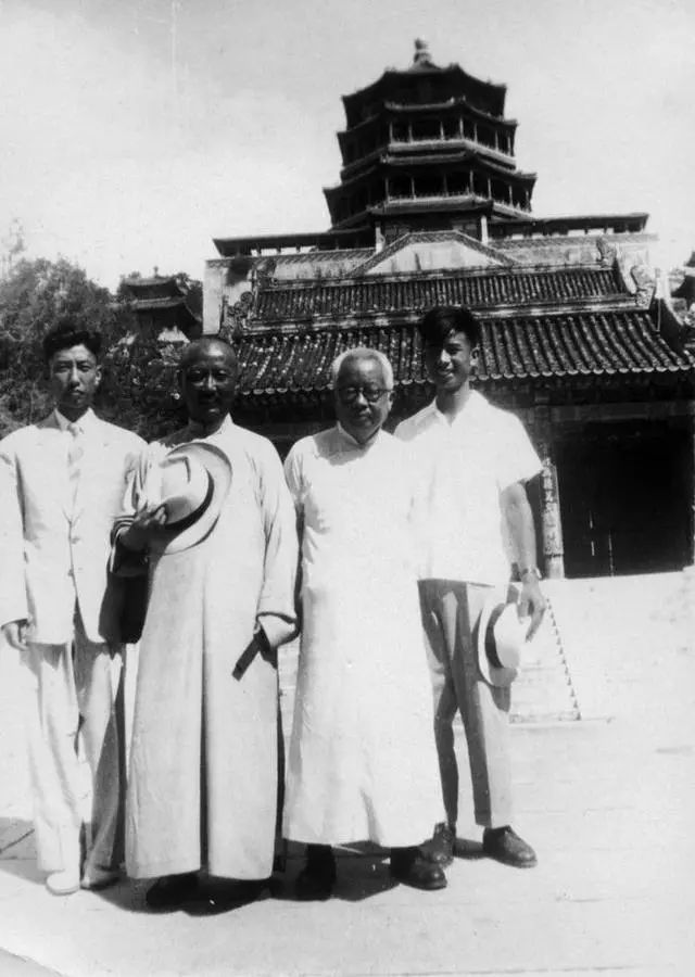 1948年在颐和园,右一为汤一介,右二为汤用彤由于父亲于1964年去世,这