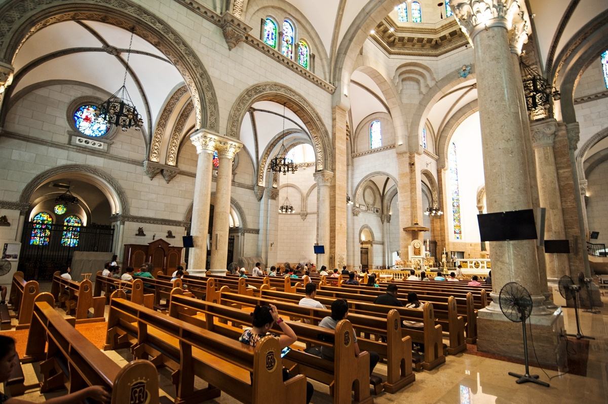 马尼拉大教堂是马尼拉天主教大主教管区的主要建筑,彩色玻璃窗因有