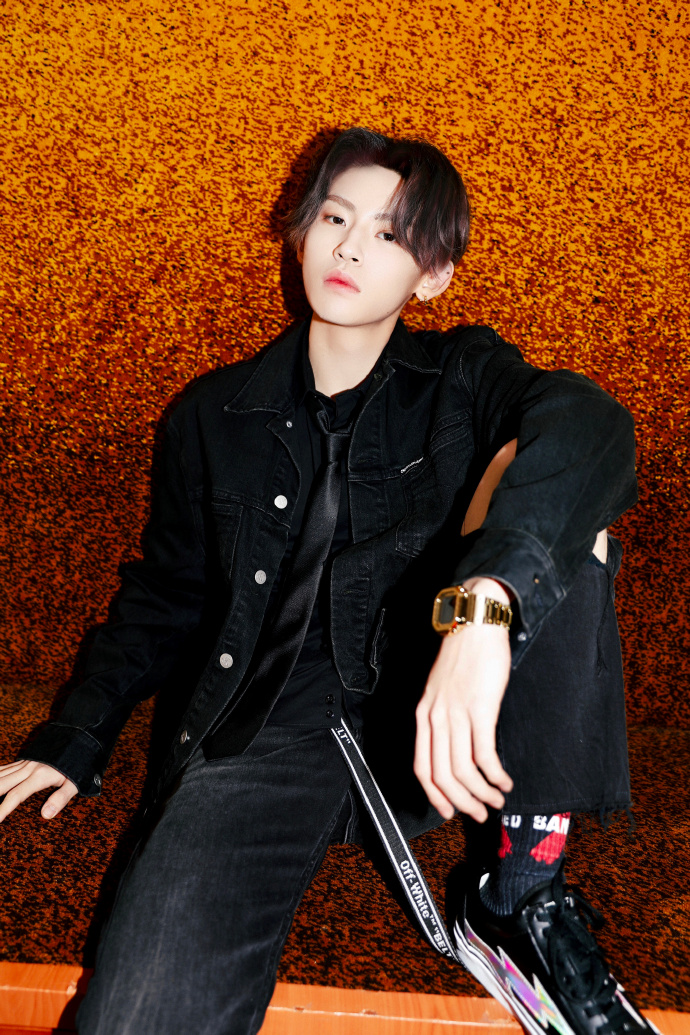 小鬼王琳凯荣获音乐先锋榜四项大奖表演金曲上炸裂舞台