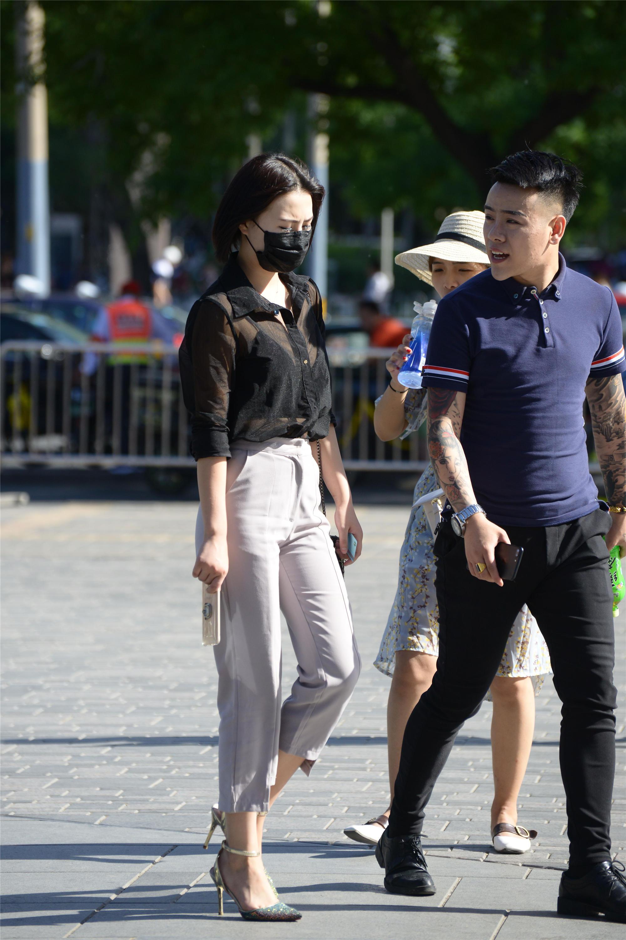 黑色透视衬衫搭配浅灰色高腰裤,有着高级感觉,高跟鞋提升气质