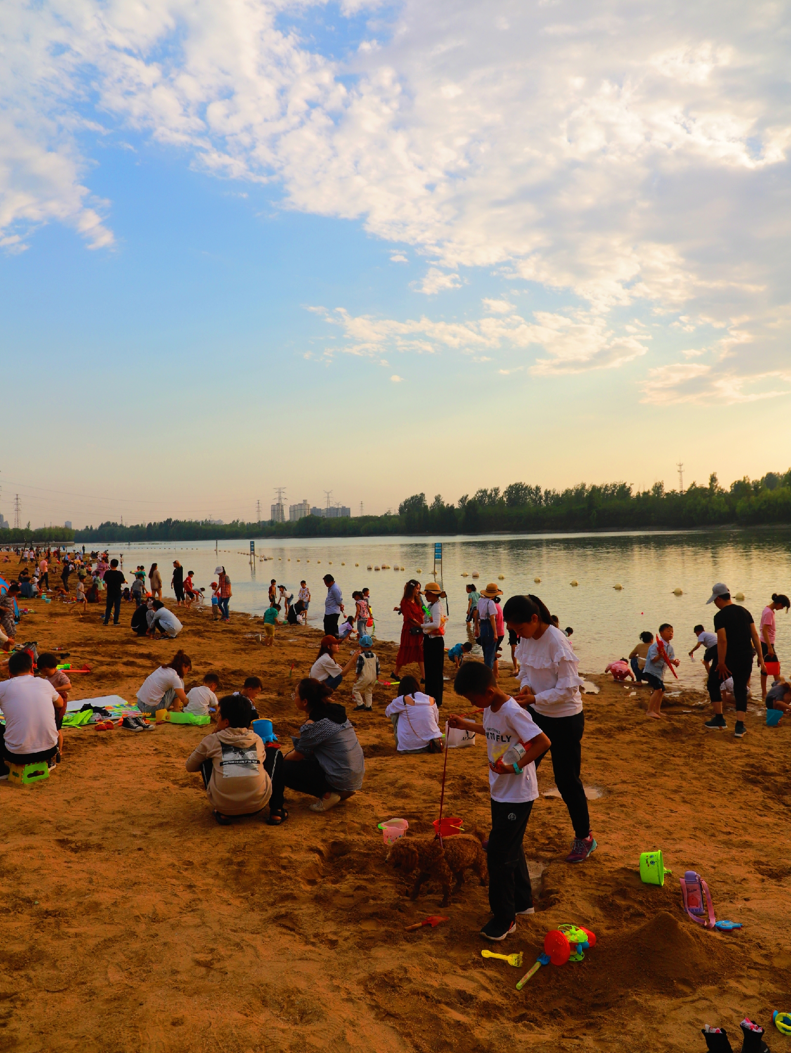 可是河南省鹤壁市淇滨区淇河金沙滩上,孩子们全然不顾,都在兴致勃勃地