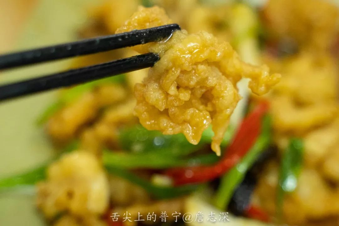 鱼鳔炸得金黄,口感很酥脆,而且浸透了