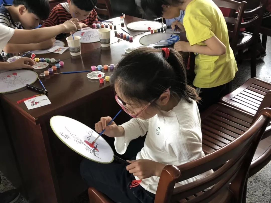 精彩活动乡镇学生绘扇面体验传统文化
