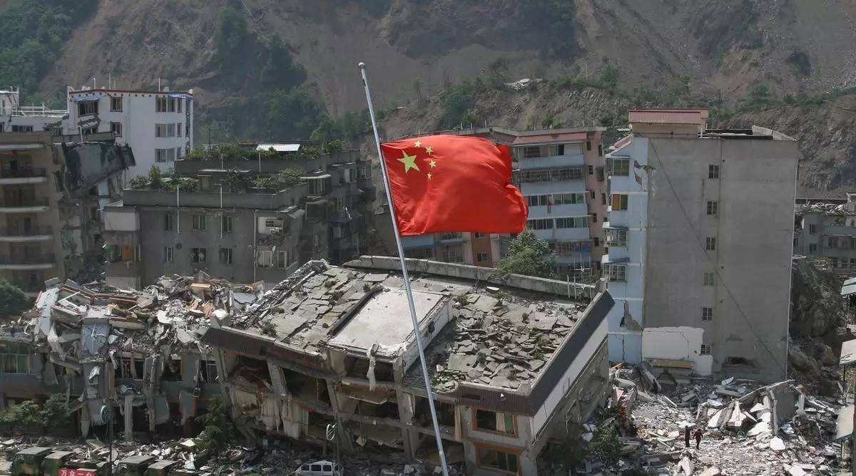 汶川地震英雄谱四川绵阳安县郑发富老师地震中保护学生英勇牺牲