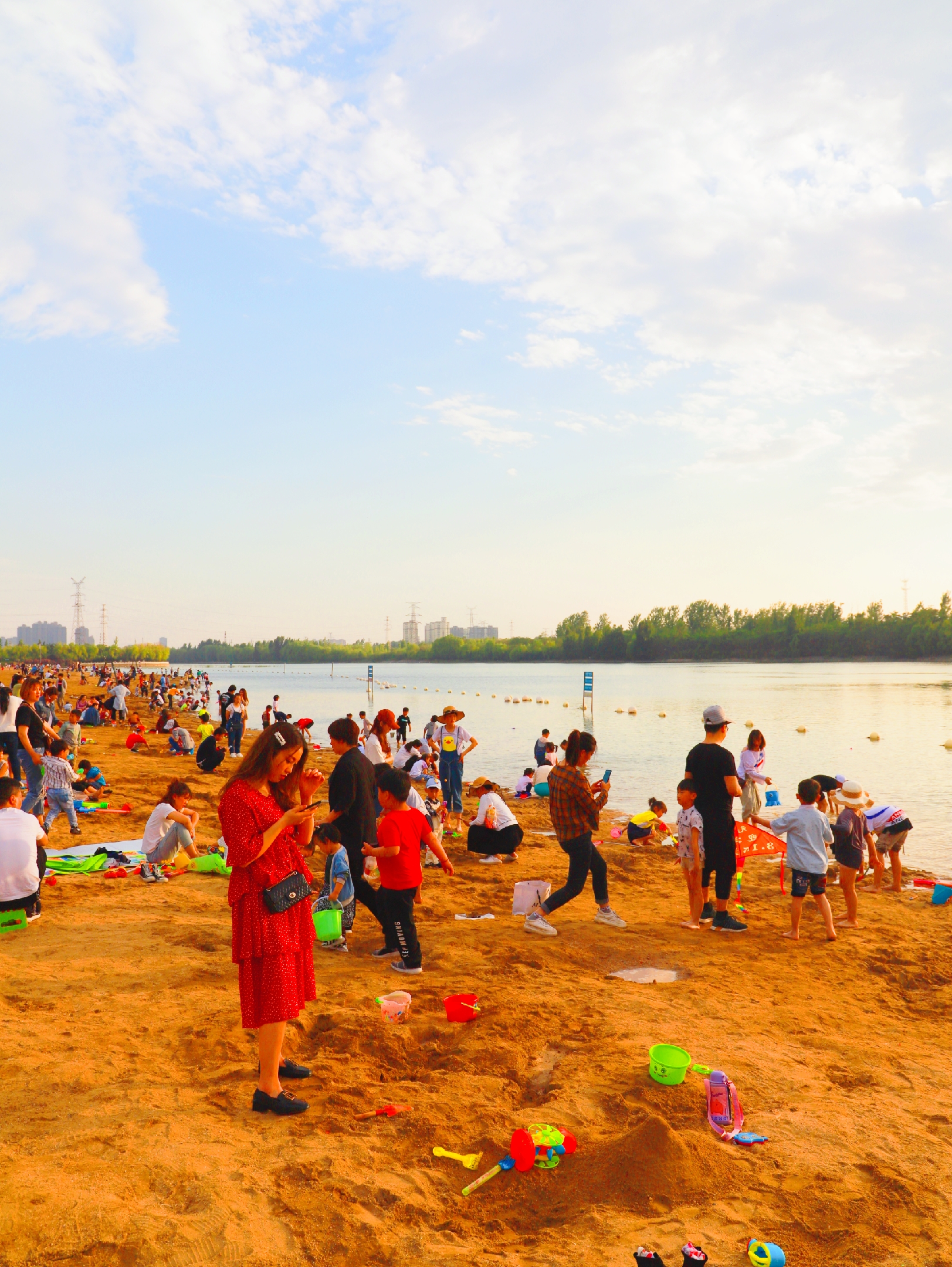 可是河南省鹤壁市淇滨区淇河金沙滩上,孩子们全然不顾,都在兴致勃勃地