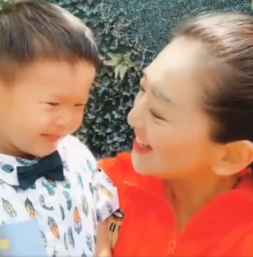 原创月亮姐姐晒2岁儿子小正好皮肤白皙戴墨镜超帅被妈妈看害羞