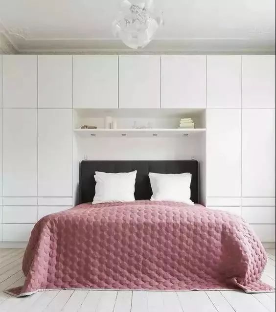 床头做衣柜,有人喜欢有人讨厌,下面我们就先来聊聊它的优缺点