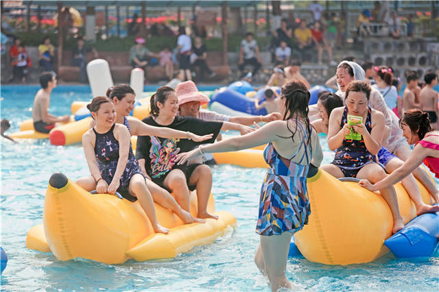 很多人以为她们会上酒楼嘬一顿,或者晚上去跳广场舞.