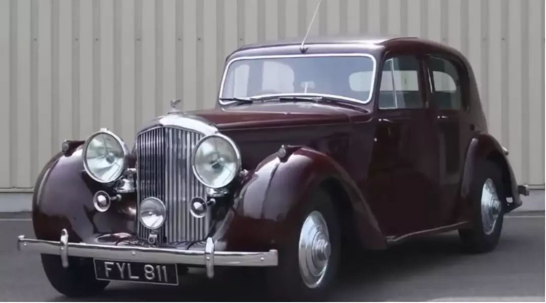 这款车明显带有劳斯莱斯的风格,在造型上是30年代非常流行的款式,但