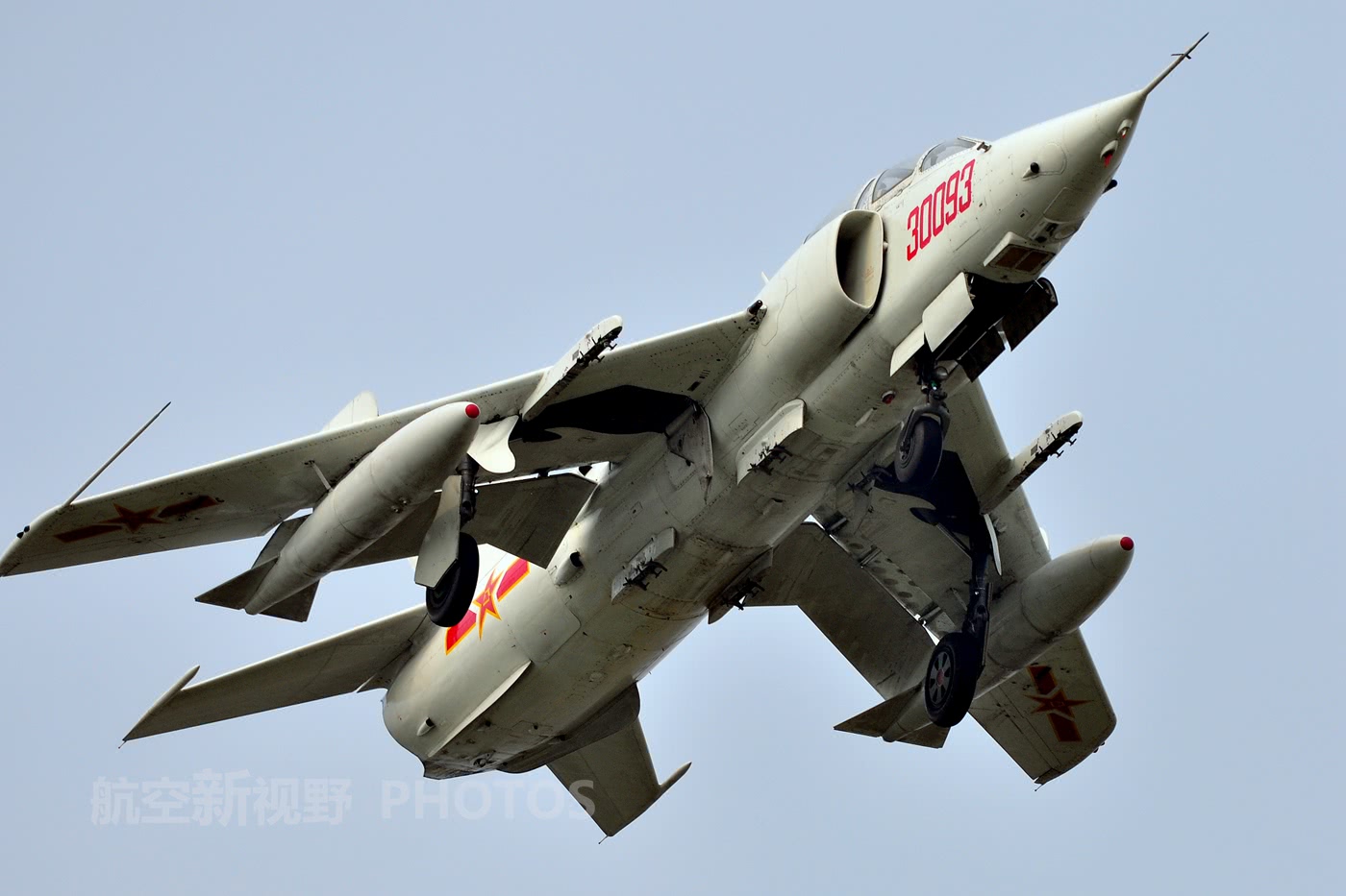 空军的老兵第一款真正意义上的超音速攻击机南昌强5飞机的风采