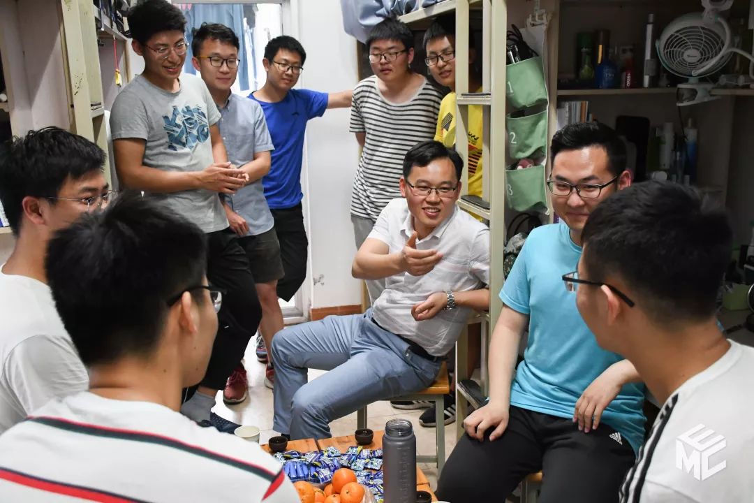 寝室里来了一位大哥电气工程学院黄德青教授走进学生寝室