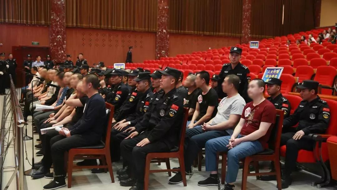 月10日,由奈曼旗检察院提起公诉的刘海东(绰号:刘大宝)李坡(绰号:李波