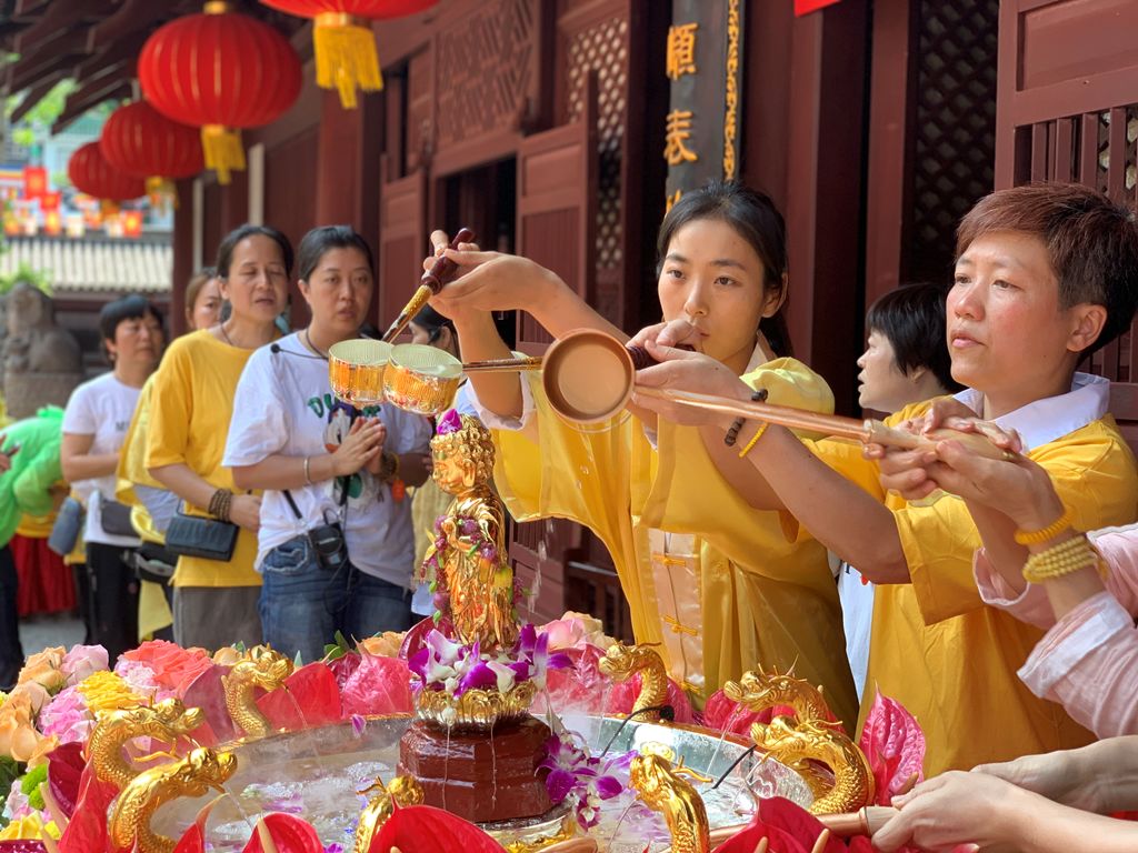 恭逢釋迦牟尼佛聖誕光孝寺隆重舉行浴佛大法會視頻