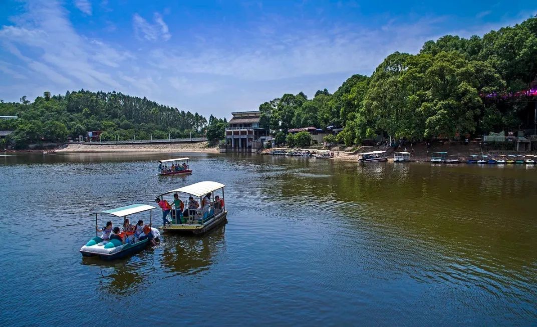 百工堰美了美了喝着啤酒讲着笑话听着烤架上肉串滋滋作响架起烧烤架