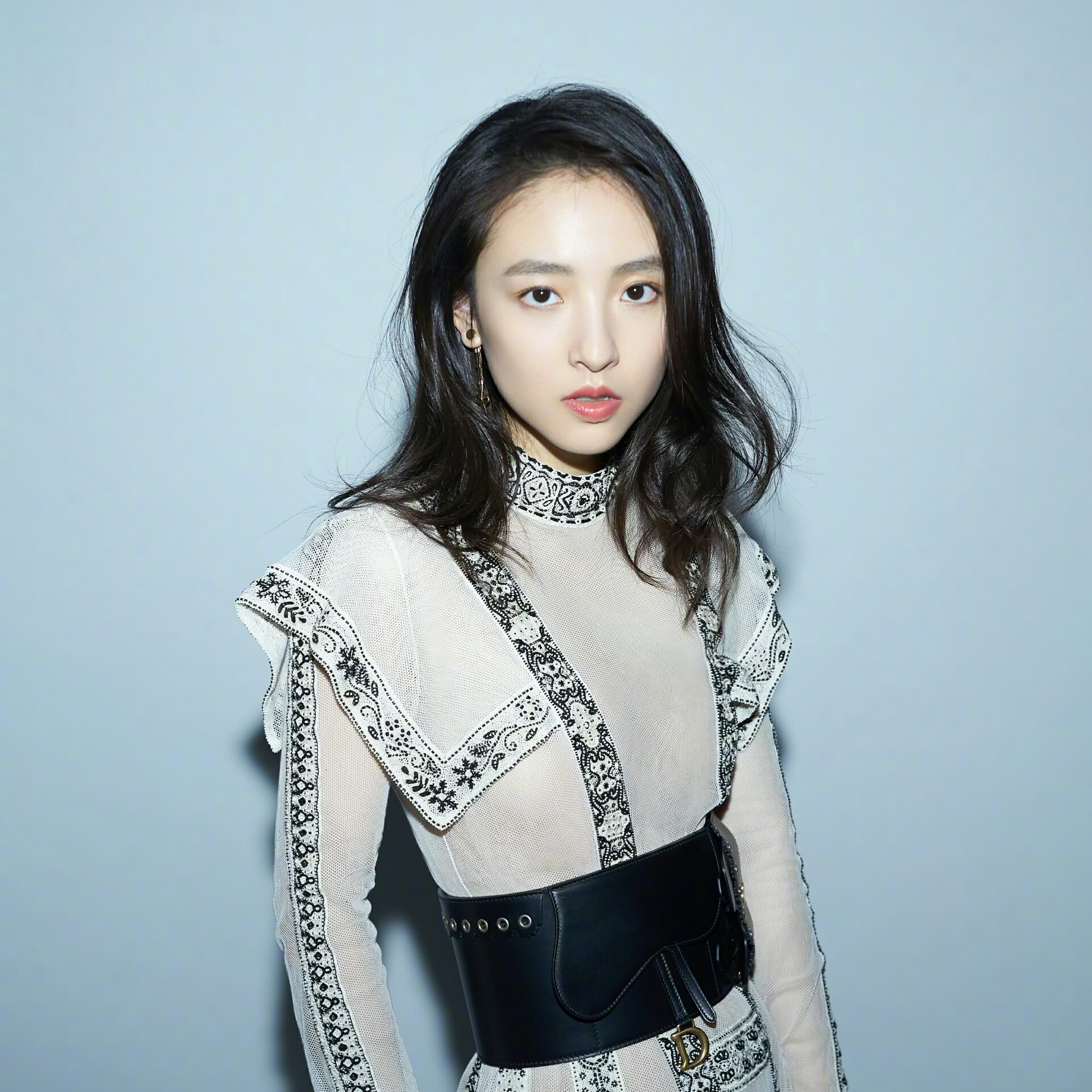 《我只喜欢你》热播,吴倩翻红,旧照曝光发际线却成迷