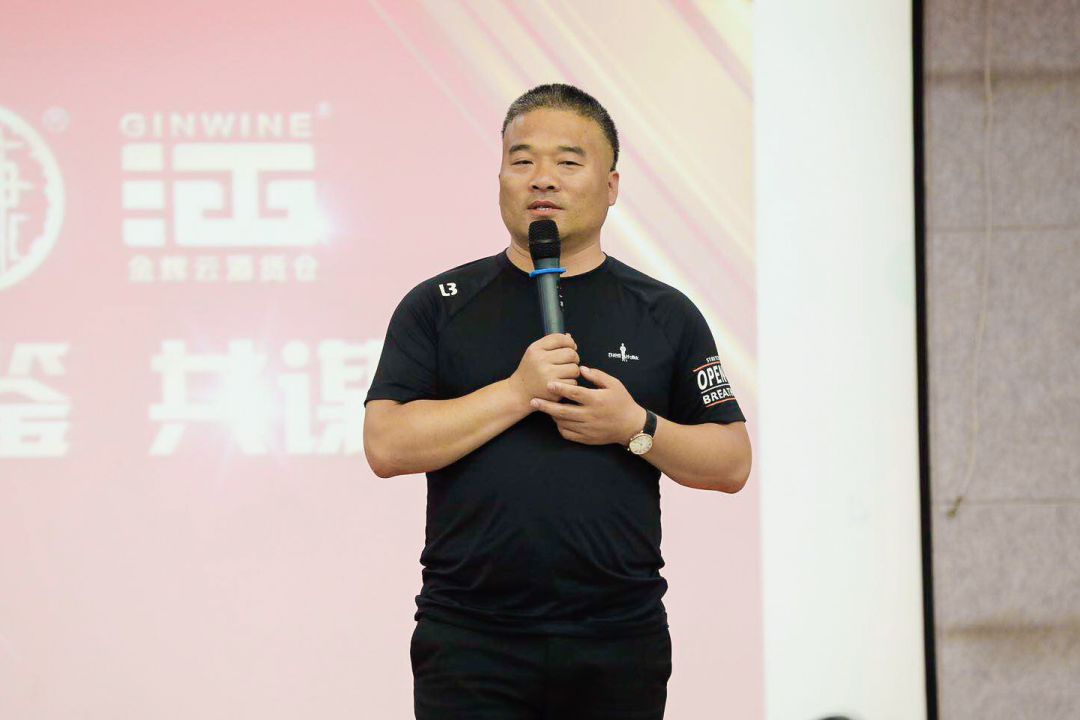 厂商携手振兴豫酒金辉云酒货仓董事长池金清率百名店长走进杜康