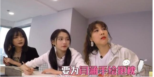 关晓彤坐在嘉宾旁边打喷嚏看到她的下一个举动尽显个人修养