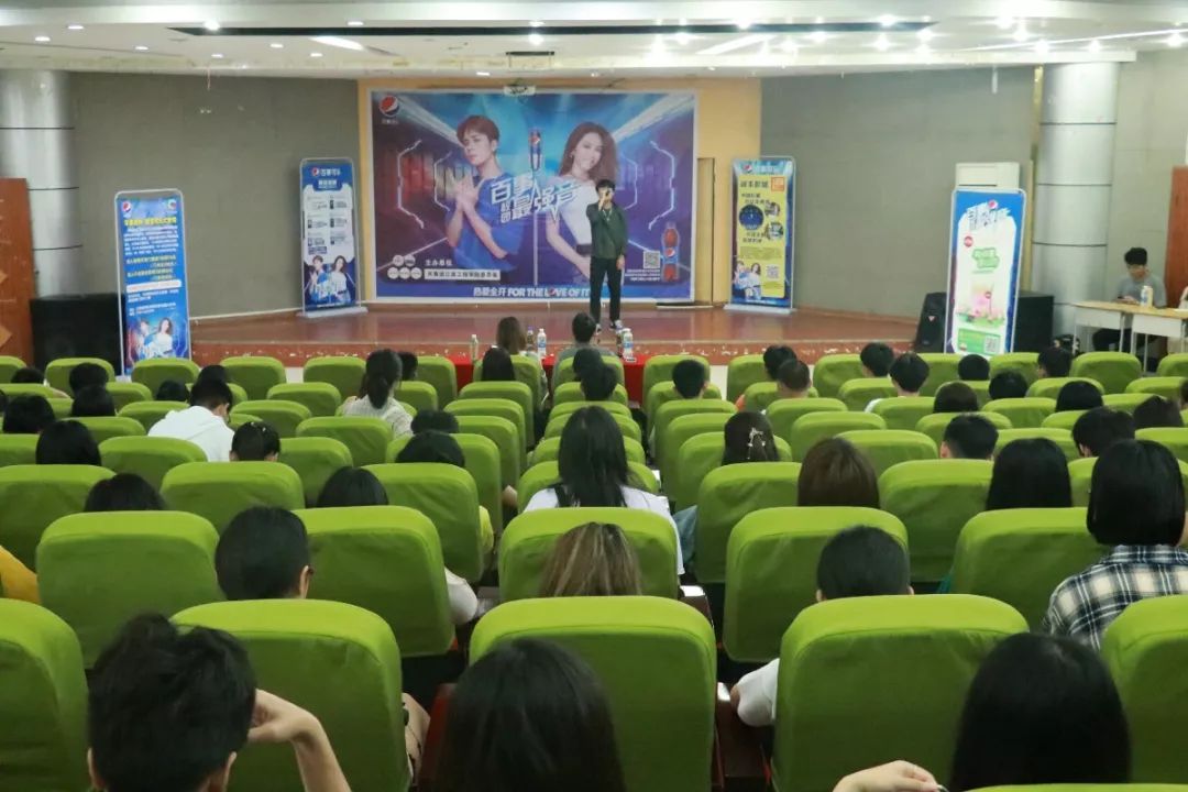 5月11日上午九点,由我校团委主办,校学生会承办的百事校园最强音海选