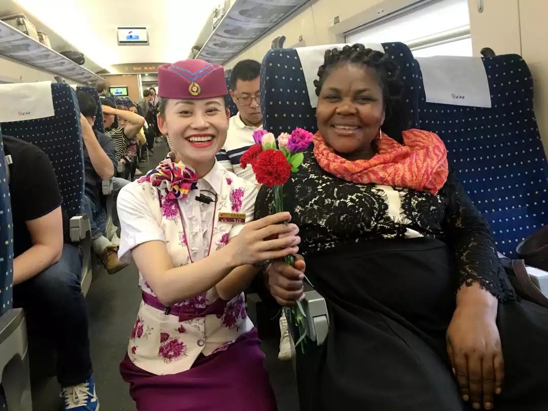 立足岗位传递爱当g1701次列车行驶在洛阳龙门至西安北区间,班组在列车