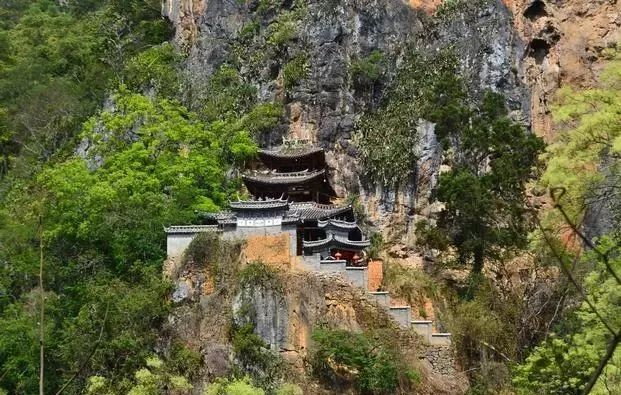 這座千年古寺處於瀾滄江的重要支流——黑潓江東岸的筆架山懸崖上.