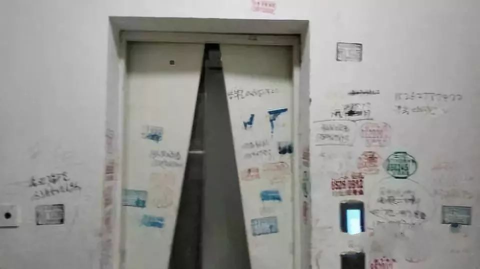 居民楼起火男子跑进电梯被困,消防抓狂:救火 拆电梯