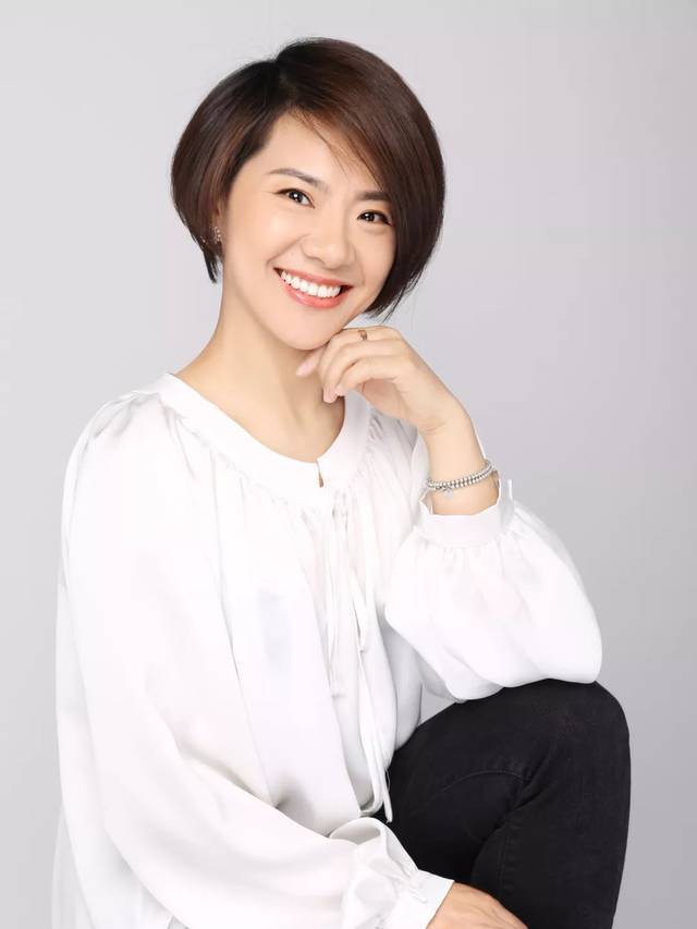 我校打击乐社团指导教师共有三人夏雨楠杨丹和双桥校区的曹莉娅