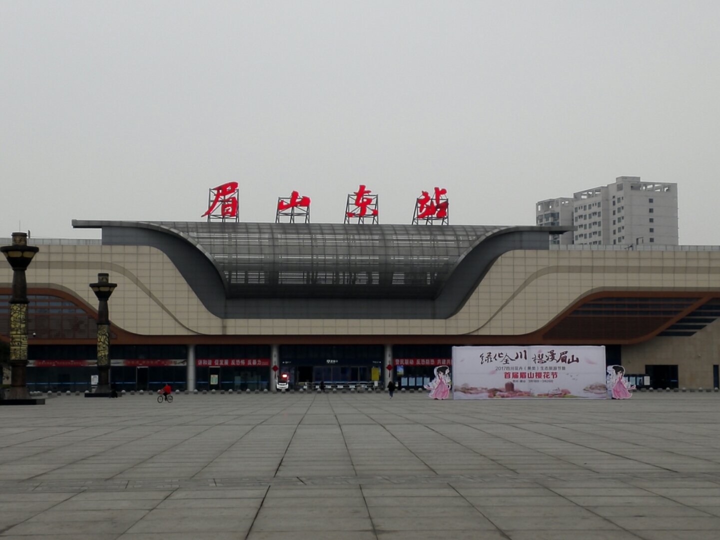 四川最郁闷的2座火车站,直线距离仅500多米,不少游客弄混淆_眉山