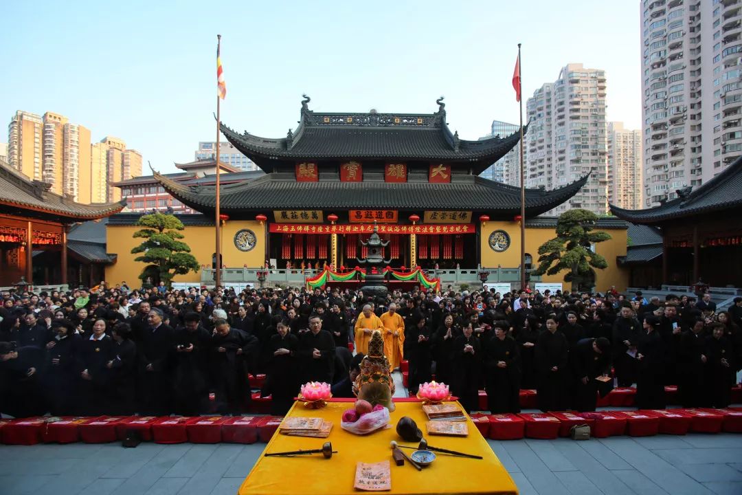 本寺监院,寺务处副主任慧觉法师主法,带领居士们效法诸佛菩萨救度众生