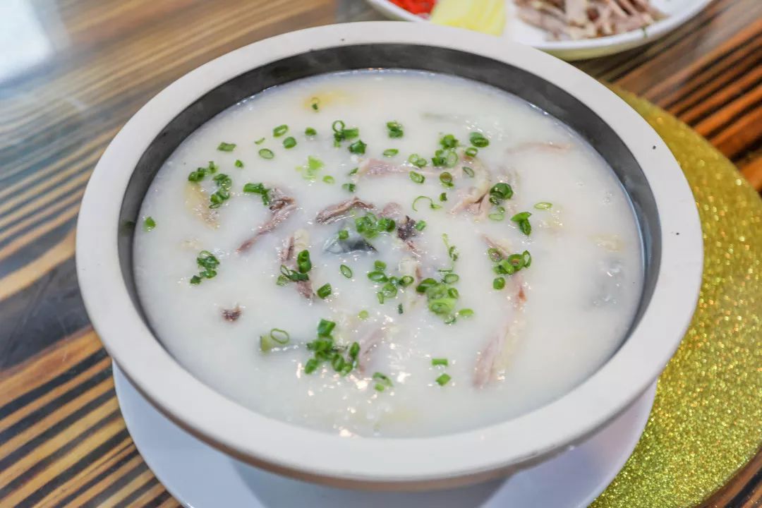 鸭肉熬出的汤底非常鲜甜,粥底软绵,米香浓郁.
