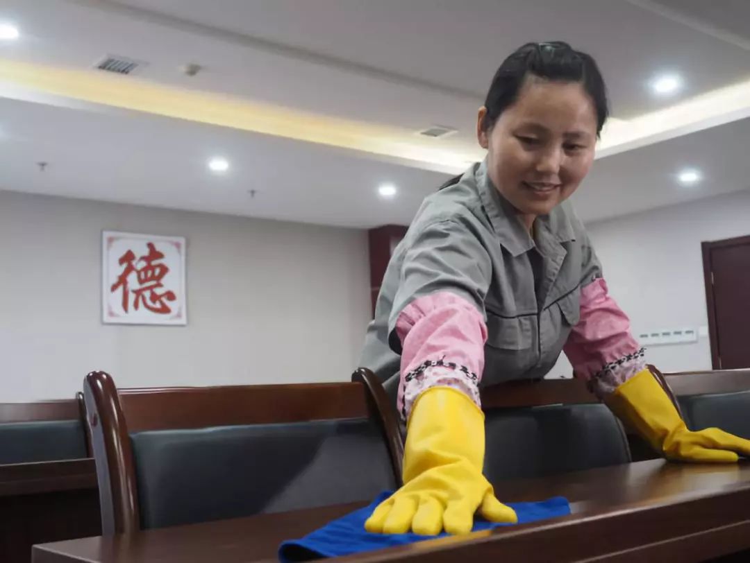 【图文展播】平凡保洁员,服务暖人心
