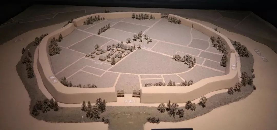 中国最早的城——城头山古城复原模型:距今约6300-4500年,其中有壕沟