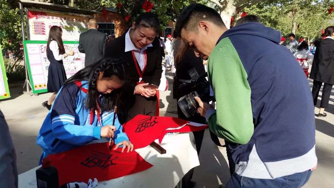 记广东教师援疆地疏附第二小学读书节之学生书法展