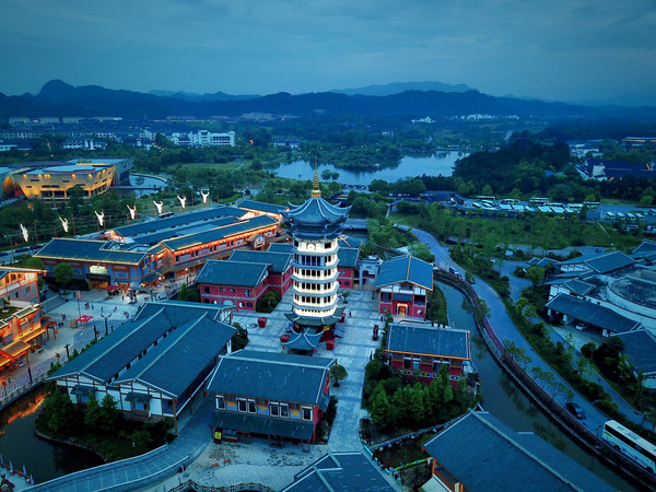夜幕降临了,整个古越水街闲得很宁静.