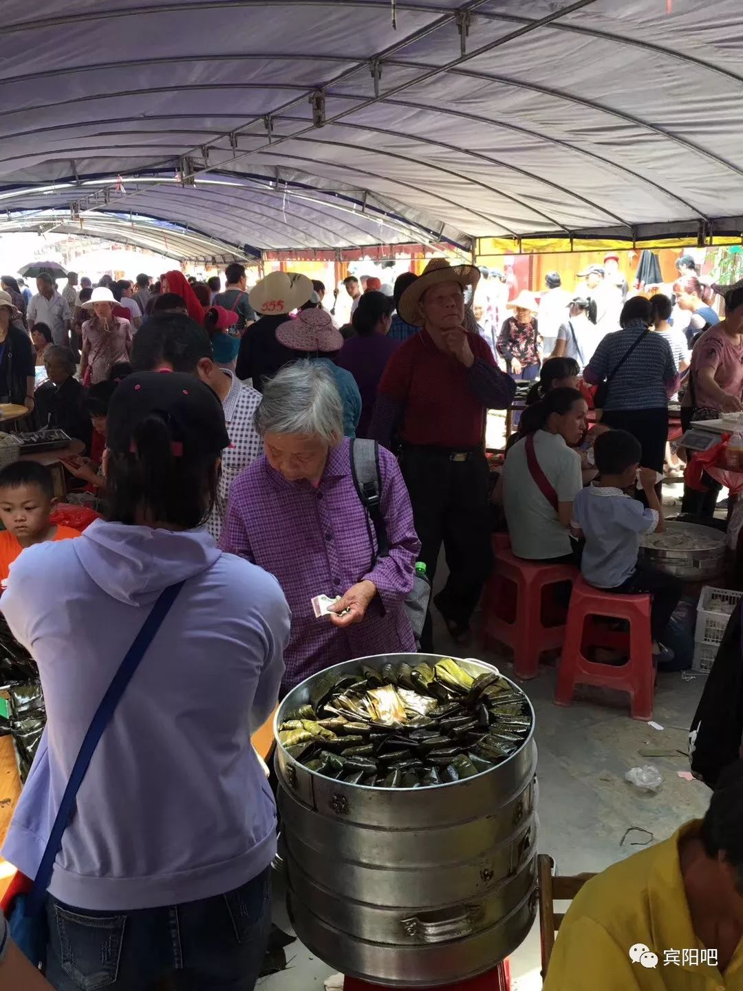 这个周末热闹无比宾阳四月初七胜利节四月初八圩逢节人山人海