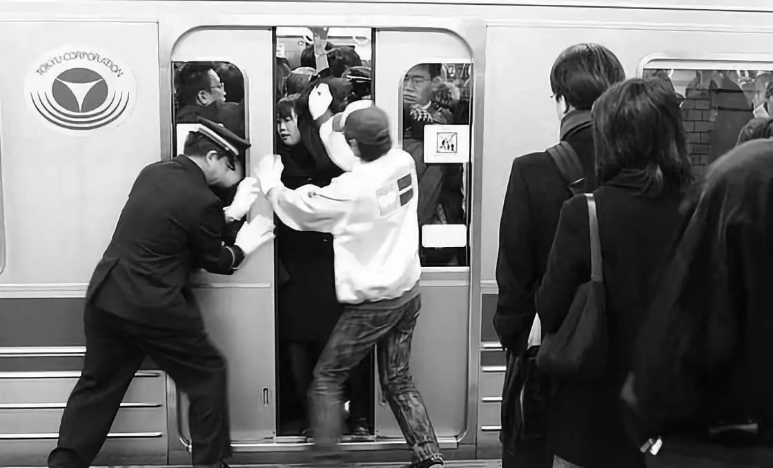 在日本有这样一份工作,叫做"地铁推手",如同北上广深一般,日本的地 
