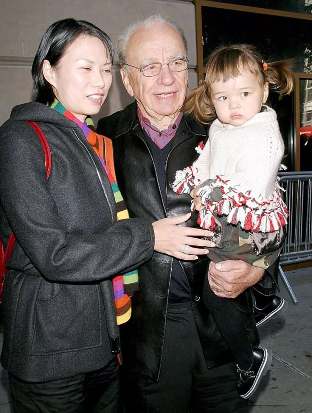 邓文迪母亲节向女儿示爱,展示女儿成长的照片,果然是有福之人!