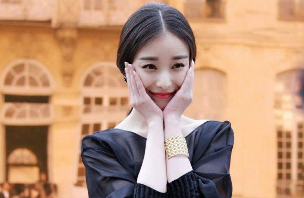 高级脸倪妮被赞街拍杀手, 明艳笑容堪称最强武器