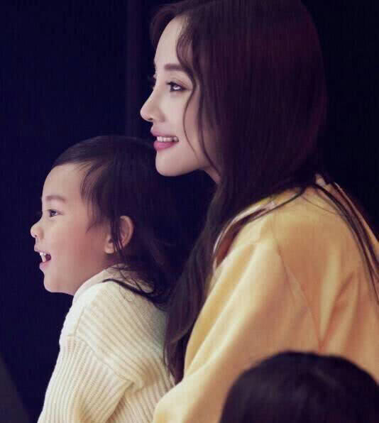 李小璐安以轩八年前同框争艳网友李小璐的花痴眼神绝了