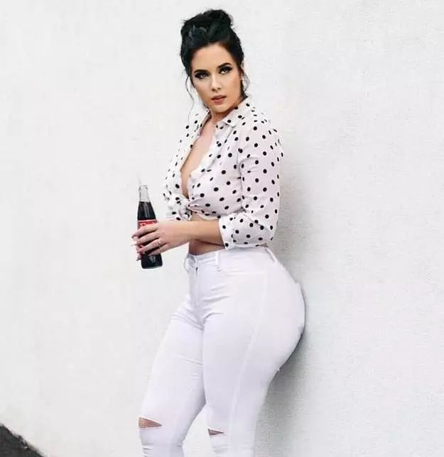 通过全身照我们才发现,女神原来是被她的腿给