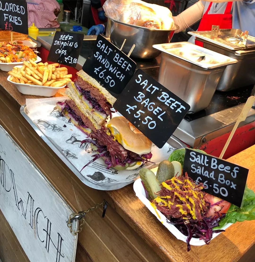 这里的小吃集市可并不简单,不仅有美食,还有手工艺,古着,街头艺术等