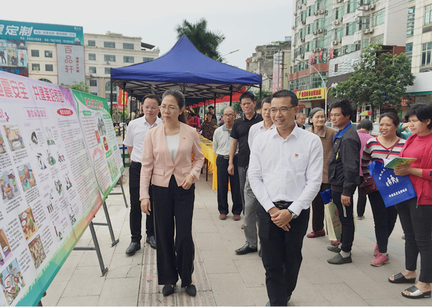 副县长王洁红为群众发放宣传资料平南县应急管理局局长蓝毅为群众普及