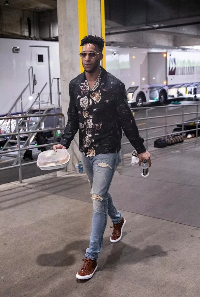 nba球员入场照,你觉得谁的穿着最时尚?