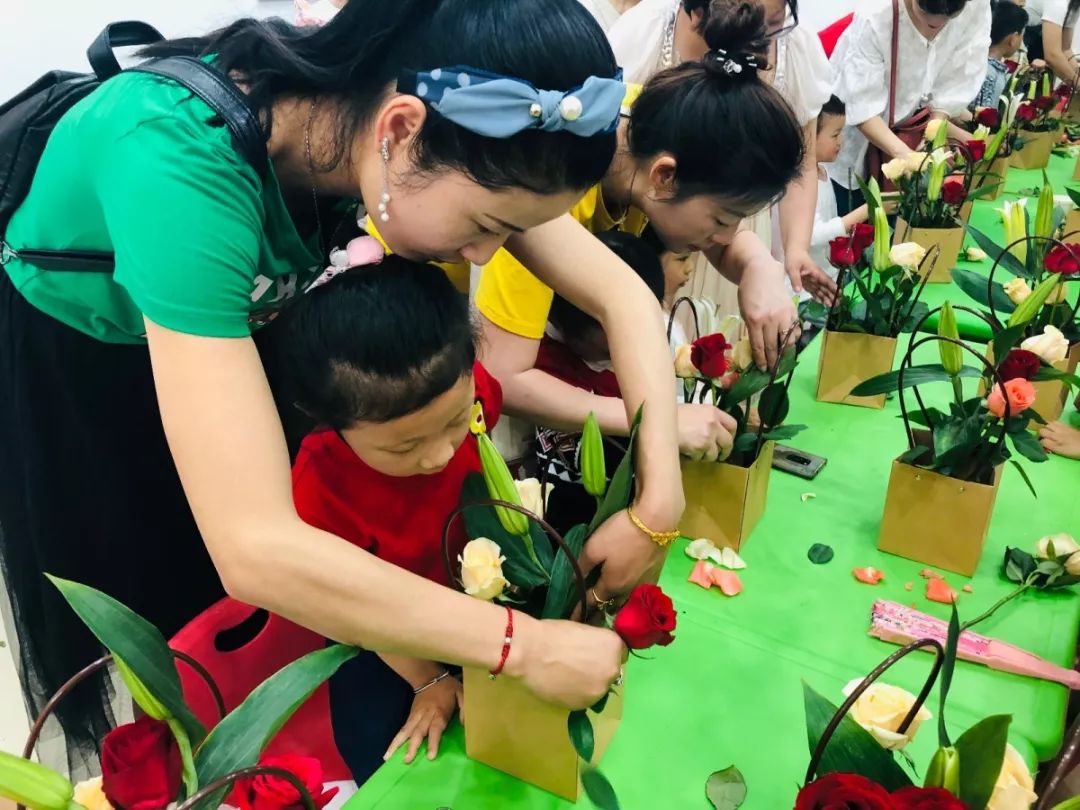 这个特别的日子里爱漫文旅小镇举办了一场亲子花艺diy5月12日这一天5